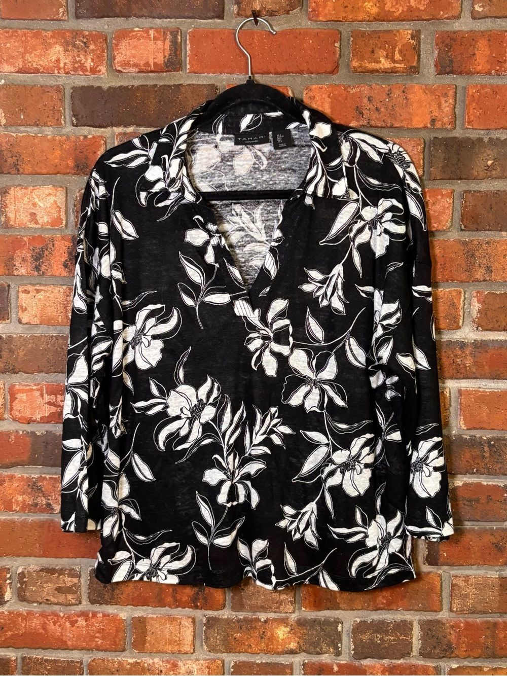 Tahari womens 100% linen floral split V neck 3/4 sleeve blouse black/white L